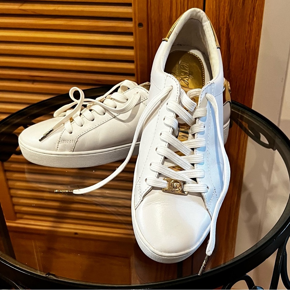 Michael Kors White & Gold Leather Sneakers - 7M ✨💛